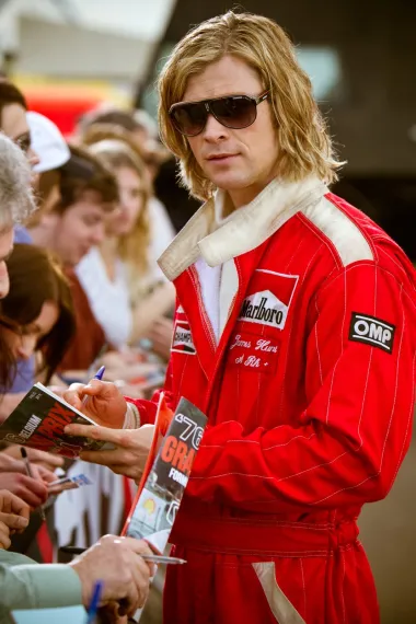Iako ga mnogi povezuju samo s komercijalnim blockbusterima, Chris Hemsworth je surađujući sa slavnim redateljem Ronom Howardom na filmu &quot;Rush&quot; dokazao kako je on puno više od samo seksi tijela obučenog u kostime superjunaka. Upravo suprotno - Chris je za svoju ulogu poznatog vozača Formule 1 Jamesa Hunta osvojio brojne pohvale kritike za svoju izvedbu. 