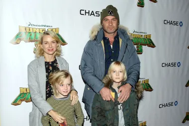 Slavna britanska glumica i filmska producentica, Naomi Watts, rodila je 2 dječaka, Sashu i Kai, u 39-oj odnosno 40-oj godini života. Iako Watts na Instagramu dijeli puno sretnih obiteljskih slika, u jednom je intervjuu rekla kako ponekad želi da je zatrudnjela ranije kako bi sada mogla imati više djece.