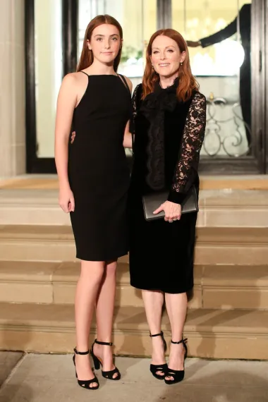 Julianne Moore je svoju kćer Liv dobila 2002. godine kada je imala 41 godinu. No noj i njezinom mužu Bartu Freundlichu Liv nije bila prvo dijete - u kasnim tridesetima Moore je rodila sina Caleba. Moore je danas aktivistica koja se zalaže za izbor i zagovara planirano roditeljstvo.