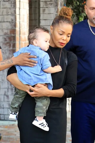 Janet Jackson je 2016. objavila da je trudna u dobi od 50 godina. Pjevačica je detalje svoje trudnoće držala u tajnosti, ali bez obzira na dob, Jackson je rodila zdravog sina Eissu, a trenutno uživa u majčinstvu u pedesetim godinama.