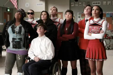 Na setu serijala &quot;Glee&quot; s glumicama Leom Michele i nažalost prerano preminulom Nayom Rivierom - bilo je jako puno problema. Od starta je bilo očito da jedna drugoj nisu omiljene, no situacija je eskalirala do te mjere da je na setu nastao ozbiljan razdor praćen glasinama o tome da Lea Michele i Chris Colfer, koji je u seriji tumačio lik Kurta Hummela, iz glumačke postave pokušavaju izbaciti Nayu Rivieru i Darrena Crissa koji je utjelovio Blainea Andersona. Tračevi su tračevi, ali činjenica jest da je Naya Riviera u konačnici otišla iz serije.