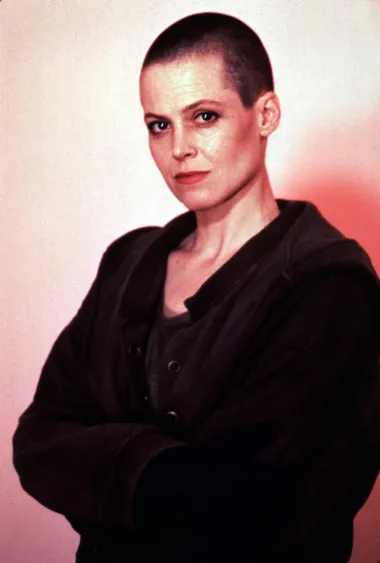 Sigourney Weaver je za ulogu u &quot;Alien 3&quot; skratila svoju kosu i to gotovo na nulu. Dakle, glumica se praktički ošišala na ćelavo ne bi li u filmu što vjerodostojnije utjelovila kapetanicu broda i vojnikinju koja se bori protiv zlih vanzemaljaca. U jednom se intervju našalila da je pristala obrijati glavu samo kako bi od produkcije za tu ulogu mogla tražiti veću plaću. 