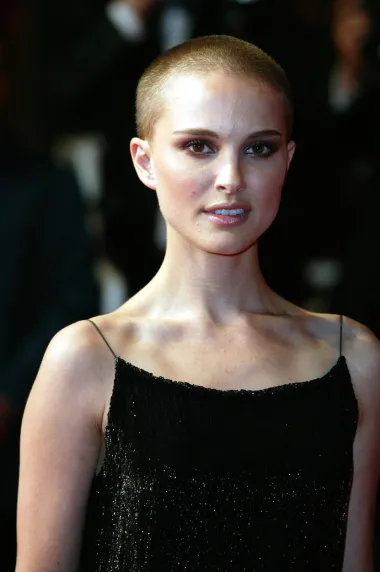 Lijepa Izraelka s američkom adresom, Natalie Portman, je poznata po svojoj gustoj, valovitoj kosi. No, za ulogu u filmu &quot;V for Vendetta&quot; iz 2006. je pred kamerama dopustila da joj ošišaju njezin zaštitni znak. Ostala je tako praktički ćelava te šokirala javnost svojim novim lookom. No, sudeći po ovoj fotografiji iz te godine, njezinu ljepotu nije mogla umanjiti ni takva vrlo muškobanjastva frizura. 