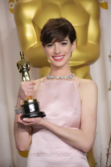 Anne Hathaway je još jedna ljepotica s ove liste koja je kosu odrezala zbog uloge. Naime, glumeći u mjuziklu &quot;Les Miserables&quot;, utjelovila je nesretnu umiruću prostitutku te je za ulogu odrezala svoju dugu, gustu smeđu kosu. Nakon toga je krenula nositi pixie frizuricu sa šiškama, a s njom je primila i svog jedinog Oscara za žensku glumicu. 