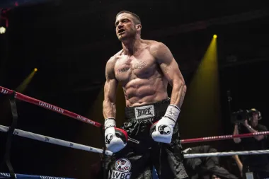 Zgodni glumac oduvijek je u top formi, ali se za ulogu boksača u filmu &quot;Southpaw&quot; ipak morao podvrgnuti ubrzanom programu nabijanja mišićne mase. U vrijeme snimanja filma, i 6 mjeseci ranije, je vježbao oko 6 sati na dan iako mu je inicijalno plan bio vježbati samo 3. Naime, Jake je bio toliko posvećen ulozi da je doista odlučio dati sve od sebe, a rezultati su u konačnici bili impresivni. Nažalost, baš zbog njegovog stalnog boravljenja u teretani, tadašnja mu je ljubavna veza propala. 