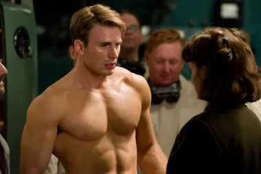 Kada glumiš superjunaka, moraš i izgledati poput njega! Zbog toga je glumac Chris Evans koji je znan i kao Captain America morao u više navrata bildati svoje tijelo do savršenstva. Uski kombinezoni i odijela koje inače nose superjunaci ne podnose tjelesne mane, pa su se Chrisovi treneri pobrinuli da mu je omjer masti i mišića u tijelu apsolutno savršen. 