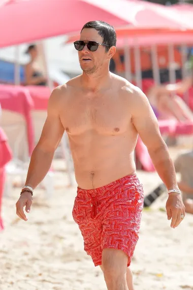 Mark Wahlberg je imao samo dva kratka mjeseca da se pripremi za ulogu bodybuildera u filmu &quot;Pain &amp; Gain&quot;. Kako mu je onda uspjelo u tako kratkom roku dovesti se u formu kakvu vidimo na fotki? Jeo je čak 10 obroka dnevno, a trenirao i preko 8 sati. Ukupno bi unosio oko 8000 kalorija u jednom danu te se fokusirao na izgradnju mišića. Osobni treneri su ga pratili na svakom koraku, a na kraju se sudeći po viđenom trud itekako isplatio. 