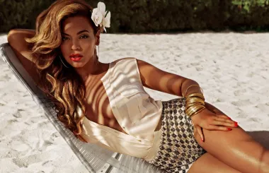 Beyoncé Knowles, rođena je 4. rujna i to ju čini horoskopskom Djevicom, no ona je doista daleko od stereotipa samozatajne žene. Ova američka R&amp;B pjevačica, glumica i plesačica se glazbom bavi od djetinjstva. Prve veće glazbene uspjehe postigla je krajem 1990-ih u sastavu Destiny&apos;s Child. Knowles je sa sastavom prodala više od 50 milijuna albuma, a u cijeloj karijeri više od 75 milijuna. Imala je pet singlova na prvom mjestu Hot 100 ljestvice, čime je postala jedna od dvije pjevačice s najviše takvih singlova 2000-ih. Također je i pjevačica s najvećim brojem uzastopnih tjedana na prvom mjestu 2000-ih, s ukupno 37 tjedana na prvom mjestu. Lijepa, raskošnih oblina i nevjerojatnog glasa, Beyonce je definitivno jedna od najslavnijih Djevica svijeta koja dokazuje kako pripadnice tog znaka mogu biti itekako seksi.