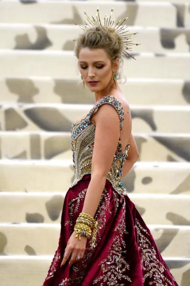 Zanosna plavokosa glumica Blake Lively smatra se jednom od najljepših žena svijeta, a rođena je 25. kolovoza, u znaku Djevice. Najpoznatija je po ulozi Serene Van der Woodsen u teen seriji „Tračerica“ kao i filmovima „Čarobne hlače“ i „Čarobne hlače 2“. Ova ljepotica duge kose i vitkog tijela odrastala je na filmskim setovima te je još u djetinjstvu naučila kako biti vrlo dopadljiva. Danas plijeni pažnju svojom pojavom gdje god se pojavi, a neka od njezinih fashion izdanja s crvenih tepiha smatraju se kultnima. Udana je za glumca Ryana Reynoldsa s kojim ima i tri kćeri.