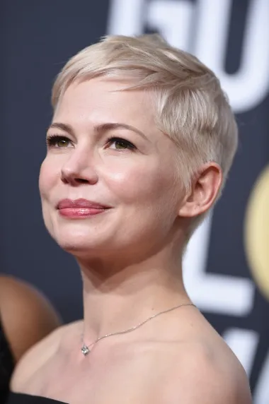 Platinasta plavuša slatkog lica, slavna glumica Michelle Williams još je jedna poznata Djevica. Ova glumica dugovječne karijere postala je slavna 1990-ih kada je glumica u teen seriji „Dawson&apos;s Creek“. Da nije samo tinejdžerska zvijezda dokazala je 2005. kada je bila nominirana za Ocara u kategoriji najbolje sporedne glumice za film „Planina Brokeback“. Pet godina kasnije je svojom glumom u filmu „Blue Valentine“ osvojila još jednu nominaciju za Oscara. Poznata je i po svojoj ljepoti, ali i po vezi s prerano preminulim glumcem Heathom Ledgerom s kojim ima i kćer. 