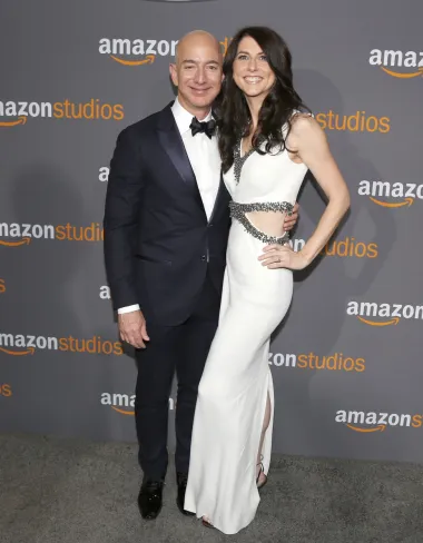 Vlasnik Amazona i najbogatiji čovjek na svijetu, Jeff Bezos, se 2019. razveo od svoje supruge Mackenzie. No, kako je svo svoje bogatstvo stekao za vrijeme trajanja njihova braka zakonski je polovica cijelog njegova bogatstva pripadala njoj. Zbog toga je u brakorazvodnoj parnici dobila iznos od 36 milijardi dolara te postala jedna od najbogatijih žena svijeta. Do razvoda je došlo zbog njegove nevjere, pa je to doprinijelo povećanju iznosa koji je razvodom dobila. 