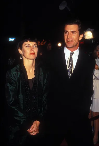 Iako su Mel Gibson i njegova bivša supruga Robyn Moore bili u braku 30 godina te su djelovali idilično, do razvoda je došlo 2011. godine. S obzirom da su zajedno odgojili brojnu djecu te skupa doživjeli najveći glumčev uspjeh i slavu, bilo je i očekivano da će bogatstvo podijeliti po pola. Tako je od 850 milijuna dolara glumčeve zarade Robyn dobila čak 425 milijuna. 