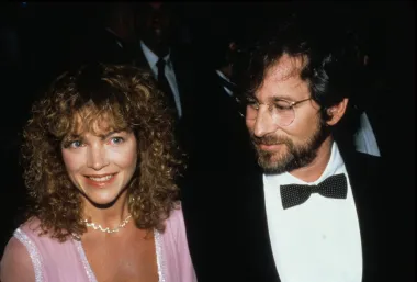 Prvi brak slavnog redatelja Hollywooda s glumicom Amy Irving trajao je samo 4 godine, no za nju je bio poprilično unosan. Naime, upravo u trenutku njihova braka Spielberg je snimio neke od svojih najvećih kino hitova te je tako samo za razvod bivšoj supruzi isplatio 100 milijuna dolara od svog velikog bogatstva! Svakako četiri godine ljubavi koje su završile ljubavnim krahom, ali i punim bankovnim računom za glumicu. 