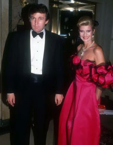 Svi dobro znamo koliko je veliko bogatstvo i poslovno carstvo Donalda Trumpa, multimilijunaša i bivšeg Predsjednika SAD-a. Ivana je bila prva Trumpova supruga s kojom je u braku dobio djecu i uspješno izgradio hotelski biznis, a ona mu je bila jedna od glavnih menadžerica. No, s vremenom je došlo do problema i Donaldove nevjere. Tako se par razveo zbog njegove afere s Marlom Maples, koja mu je postala druga žena, a Donald je Ivanu isplatio s 25 milijuna dolara. 