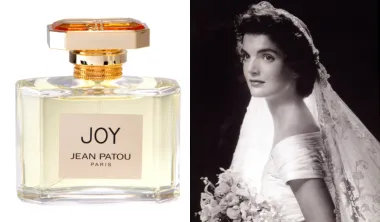 Iako je tijekom svog života Jackie nosila nekoliko parfema, uključujući Krigler Lovely Patchouli 55, njezin omiljeni parfem bio je Joy by Jean Patou, godinama poznat kao najskuplji parfem na svijetu. Za samo jednu 30 ml ovog cvjetnog mirisa, potrebno je više od 10 000 cvjetova jasmina i 28 tuceta ruža.