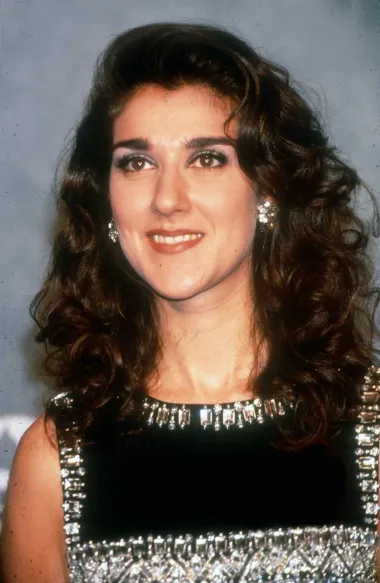 Plava i blago valovita frizura ona je koju bismo povezali s Celine Dion, ali njezina prirodna kosa zapravo je tamno smeđa i kovrčava.