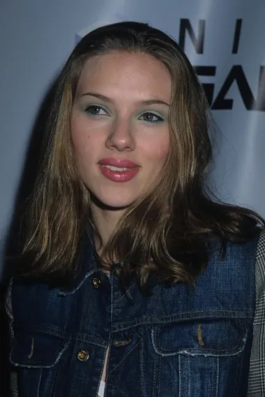 Zasljepljujuće plava boja je boja koju Scarlett Johansson već godinama bira za svoju kosu, ali njezina prirodna boja kose je nešto tamnija.