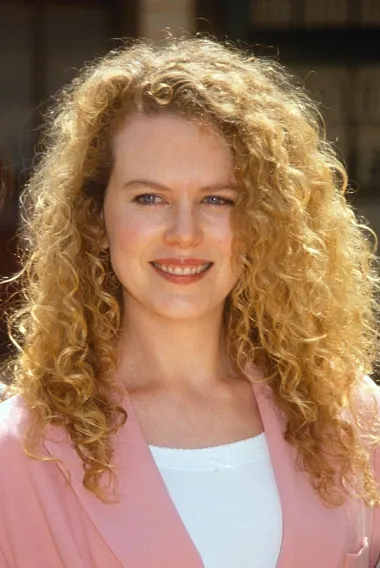 Platinasto plava je boja kose koju Nicole Kidman nosi već dugi niz godina, ali njezine prirodne crvene kovrče prilično dobro pamtimo.