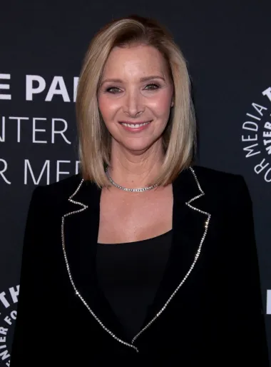 Lisa Kudrow, poznata kao Phoebe Buffay u hit seriji &quot;Prijatelji&quot;, ima 58 godina i izgleda sjajno. U jednom je intervjuu priznala da se podvrgnula operaciji nosa dok je bila u srednjoj školi. Kudrow je rekla da ju je, po njezinom mišljenju, ta operacija pretvorila iz &quot;ružne u manje ružnu&quot;.
