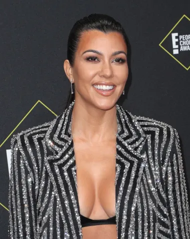 Kourtney Kardashian, najstarija od svih sestara Kardashian-Jenner, majka je troje djece i s 42 godine izgleda kao da su joj 22. Otvoreno je priznala da je ugradila umetke u grudi i tvrdi da to nije tajna.