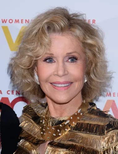 Glumica i aktivistica Jane Fonda sada ima 83 godine. Vrlo je otvorena kada je u pitanju priznavanje raznih kozmetičkih zahvata koje je radila, a isto je spomenula i na svom blogu. &quot;Drago mi je što izgledam dobro za svoje godine, no radila sam plastične operacije. Neću lagati o tome&quot;, rekla je oskarovka.