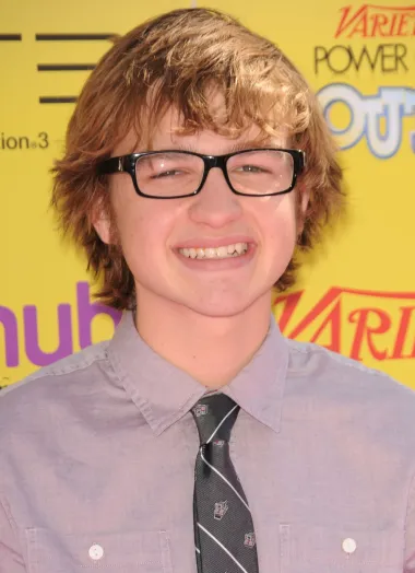 Angus T. Jones je godinama bio velika zvijezda jedne od najuspješnijih humorističnih serija svih vremena &quot;Dva i pol muškarca&quot;, no kada je napunio 21. godinu je naprasno odlučio napustiti svijet show businessa. Javnosti i fanovima je poručio kako je holivudski svijet svijet droge, opijata i poroka te da on više ne želi biti dio te klike. Danas radi u IT korporaciji. 
