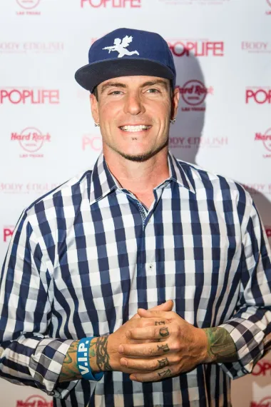 Vanilla Ice je bio iznimno popularan 1990-ih, no danas ga je doslovno nemoguće vidjeti na crvenim tepisima. No, iako mu je karijera repera propala, on se okrenuo drugom uspješnom i unosnom poslu. Postao je agent za prodaju nekretnina te u tom biznisu zgrnuo bogatstvo, tako da ne bismo rekle da mu loše ide. 