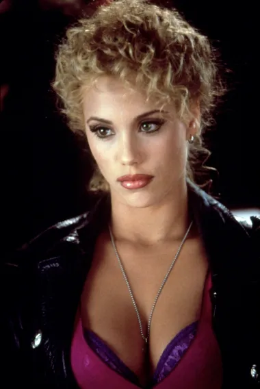 Film &quot;Showgirls&quot; je zapalio javnost zbog vrućih scena seksa i striptiza, ali i očajnog scenarija. Glavna junakinja tog filma bila je glumica Elizabeth Berkley, ljepotica kojoj je ta uloga obilježila karijeru. Iako su je fanovi obožavali, kritika je proglasila Elizabeth za najgoru glumicu godine. Tako je dobila zloglasnu nagradu Zlatna malina, a iako se neko vrijeme činilo da će unatoč tom debaklu uspjeti nastaviti snimati filmove - to se nije ostvarilo. Elizabeth se tako povukla iz Hollywooda, a danas ju pamtimo upravo kao &quot;Showgirls&quot; zvijezdu. 