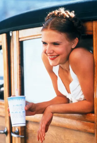 Jedan od najskandaloznijih filmova 1990-ih, &quot;Lolita&quot;, je proslavio i mladu glumicu Dominique Swain. Ova se tinejdžerica preko noći pretvorila u veliku zvijezdu tadašnjice, a mnogi su joj predviđali blistavu i dugovječnu holivudsku karijeru. Ipak, to se nije ostavrilo. Naime, Dominoque se pojavila u još 12 filmova nakon &quot;Lolite&quot; no nikada nije uspjela ponoviti svoj prvi uspjeh. Zbog toga se s vremenom odlučila &quot;umiroviti&quot; i posvetiti život drugim interesima, a ne samo glumi. 