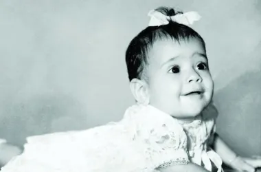 Malena Salma je rođena kao prvo od dvoje djece u dobrostojećoj obitelji ekonomista Samija Hayeka, libanonskog useljenika, i Diane, meksičke operne pjevačice, 1966. u Meksiku. Odrasla je u katoličkoj obitelji, a u internat je poslana sa samo 12 godina. Kako je stalno izazivala probleme maltretirajući časne sestre i narušavajući mir, na kraju se vratila obiteljskom domu da bi je roditelji poslali u Teksas ne bi li još kao tinejdžerica što bolje naučila engleski. Tako je započela njezina američka avantura.... 