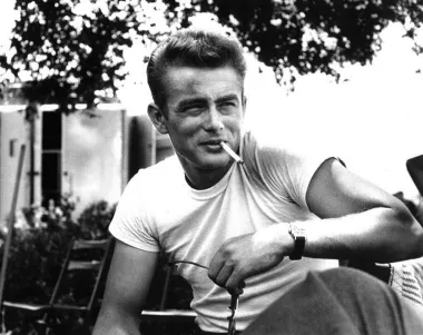 Definitivno jedan od najpopularnijih buntovnika Hollywooda, legendarni James Dean, ostaje do danas zapamćen kao prekrasno muško lice s kino platna koje je u trans bacalo i muškarce i žene. Zapamćen je kao kultna ikona i simbol razočaranja i društvene otuđenosti mladih. Njegov je najslavniji film „Buntovnik bez razloga“ iz 1955. po kojem je upamćen kao ultimativni zločesti dečko. Nakon što je poginuo u automobilskoj nesreći, postao je prvi glumac posthumno nominiran za Oscara, i do danas je jedini glumac koji je posthumno nominiran dvaput.  Nalazi se na svim listama najboljih filmskih zvijezda Zlatnog doba Hollywooda.