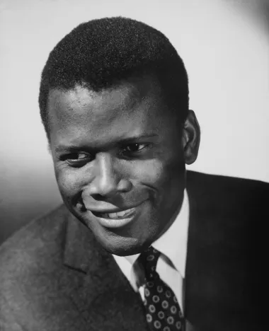 Još jedno veliko ime filmske industrije 1950-ih i 1960-ih je i Sidney Poitier, vjerojatno prvi veliki tamnoputi holivudski glumac. Sidney je zapravo totalna suprotnost klasičnog zločestog dečka - uvijek je bio savršeno dotjeran, elegantan i uglađen. No, nalazi se na ovoj listi zato što je svojim filmovima revolucionarizirao Hollywood. Progovarao je o rasizmu u američkom društvu te postao prva velika crnačka zvijezda prokrčivši tako put mnogim budućim glumcima i glumicama tamne boje kože. Postao je i prvi crnac koji je osvojio Oscara za najboljeg glumca. Svakako pravi buntovnik u doba kada je segregacija u južnjačkim državama SAD-a još bila na snazi. 