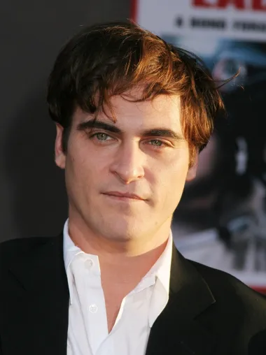 Joaquin Phoenix je oskarovac, slavni vegan i općenito kontroverzni frajer Hollywooda koji je oduvijek plijenio pažnju svojim politički inspiriranim govorima, glumačkim talentom, ali i nevoljkošću da se pridržava ustaljenih normi ponašanja u svijetu show businessa. Iako se probio na scenu ulogom u spektaklu &quot;Gladiator&quot; iz 2000. godine, danas ovaj glumac preferira mračne, depresivne i nerijetko nezavisne filmove kojima upravo njegovo ime donese popularnost kod publike. 