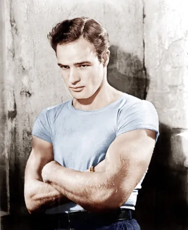 Također ultimativni zločesti dečko Hollywooda je i legenda filma Marlon Brando. Ovaj dvostruki dobitnik Oscara jedan je od najvećih zvijezda 20. stoljeća, a pamtimo ga po &quot;Posljednjem tangu u Parizu&quot; i &quot;Kumu&quot;, ali i po njegovom buntovnom stavu. Naime, Marlon je obožavao prkositi holivudskim pravilima ponašanja - svađao se na setovima, odbijao suradnje i nagrade, nije želio biti dio holivudske elite te je neprestano provocirao javnost. Ženio se čak tri puta, a sa pet žena je dobio 11 djece. 