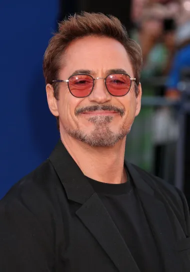 Robert Downey Jr. danas je miran obiteljski čovjek i velika filmska zvijezda, no nekoć je bio znan kao buntovnik sklon opijatima i tučnjavama. Njegova ga je ovisnost o alkoholu u ranim danima slave skoro dovela do financijskog i poslovnog kraha, no srećom, uspio je izvući te je uspio izgraditi uspješnu karijeru. Danas je Robert Downey jedan od najplaćenijih glumaca holivudske A-liste te je nebrojeno puta progovorio o tome kako je zahvalan na svojim problemima iz mladosti jer su ga oni pretvorili u osobu kakva je danas. 