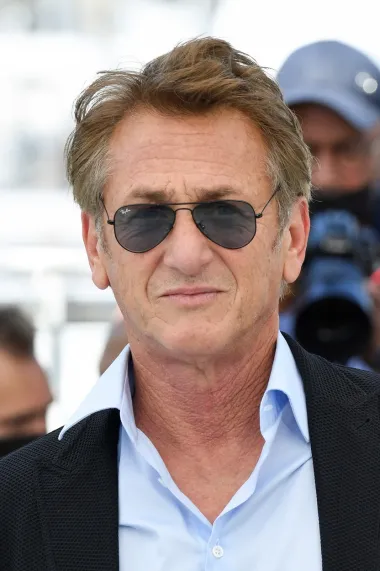 Sean Penn nije poznat kao ovisnik o drogama ni protivnih općeg holivudskog miljea, ali je zato jako dobro znan kao žestoki mrzitelj paparazza. Upravo su ga njegove snažne negativne emocije spram tabloida i novinara nebrojeno puta dovele u sukobe. Sjećamo se tako zgode kada je s balkona svoje hotelske sobe jednom prilikom preko ruba držao paparazza kojeg je zatekao kako se skriva u njegovoj sobi. Prijetio je da će ga ubiti, no srećom, nije to učinio. 
