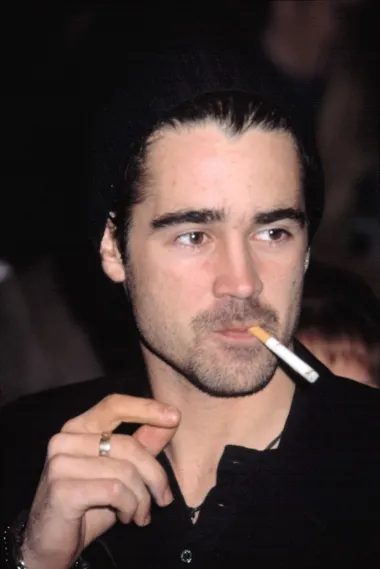 Najslavniji i najzgodniji Irac Hollywooda, nestašni Colin Farrell je totalno oličenje stereotipnog zločestog dečka. Voli pušiti, piti, partijati i ljubiti ljepotice, a sve to ne srami se raditi pred budnim očima paparazza. Iako su ga čak dva puta tužili zbog verbalnog zlostavljanja na setu, obje optužbe su odbačene, a Colin je zadržao svoj čist obraz - barem prema slovu zakona. 