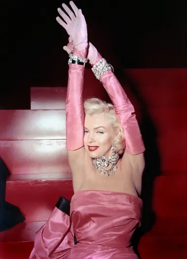 Svi se sjećamo nastupa Marilyn Monroe u filmu &quot;Muškarci više vole plavuše&quot; iz 1953. - pjevala je o tome kako su dijamanti ženini najbolji prijatelji, a na sebi je nosila dijamante i legendarnu ružičastu haljinu.
