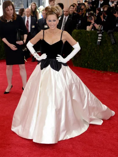 Legendarna Carrie Bradshaw na Met Gali 2014. nosila je crno-bijelu haljinu s bijelim rukavicama, a cijeli nas je look podsjetio na glumicu Grace Kelly.