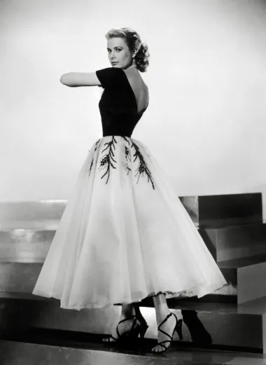 Grace Kelly je u filmu &quot;Prozor u dvorište&quot; iz 1954. nosila sličnu crno-bijelu haljinu, u nešto kraćoj verziji.