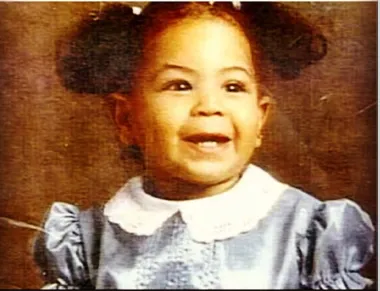 Beyonce, jedna od najslavnijih pjevačica današnjice rodila se 4. rujna 1981. u Texasu. Iako nije dolazila iz obitelji koja se bavila show businessom, Beyonce je od malih nogu pokazivala veliki pjevački talent. Naime, pjevušila je na svakom koraku, a već je u vrtiću nastupala za sve svoje male prijatelje. Njezinim roditeljima, majci frizerki i ocu koji se bavio prodajom, nije bilo jasno od koga je naslijedila takav glas - no to u konačnici nije ni bitno. Ono što se pokazalo već u prvih pet godina njezina života je to da je Beyonce oduvijek obožavala nastupati i biti u središtu pažnje. 