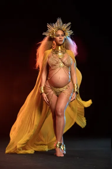 Beyonce i Jay Z najuspješniji su glazbeni par na svijetu, a njihovo bogatstvo procjenjuje se na 1,26 milijardi dolara, čime su postali prvi glazbenici milijarderi. Iako i dalje osvaja glazbene ljestvice, danas Beyonce više djeluje aktivistički i progovara o političkim pitanjima, a manje vremena provodi u studiju. Ono čime najviše plijeni pozornost javnosti svakako je njezin modni izričaj. Svaki put kad se pojavi u javnosti doista oduševi i fanove i kritičare svojim lookovima, od kojih su neki sada već legendarni. 
