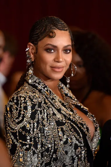 Diva raskošnog glasa i lijepog lica nastavlja oduševljavati i na glazbenoj i na modnoj sceni, a njezin status u popularnoj kulturi doista je neosporivo legendaran. Mnogi smatraju kako je Beyonce, iliti Queen B kako ju mnogi fanovi iz milja nazivaju, moderna legenda R&amp;B glazbe te pjevačica s najboljim vokalnim sposobnostima na svijetu. Kako god bilo, jedno je sigurno – Beyonce je doista inspiracija mnogima i to nitko ne može poreći. 