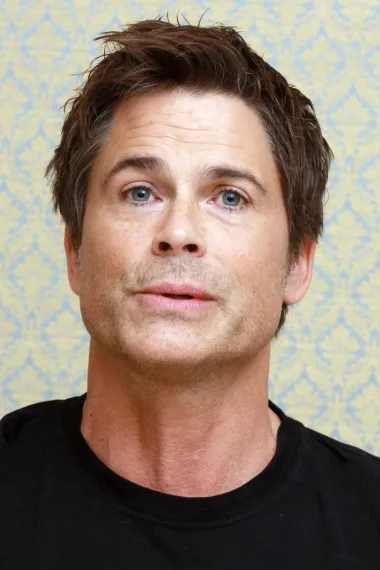 Omiljeni glumac s TV ekrana koji je nekako uvijek glumio u komedijama i romantičnim dramama, Rob Lowe, možda na filmovima i je stalno nasmiješen, ali njegov život skriva mračnu tajnu. Naime, Lowe je krajem 1980-ih bio velika zvijezda u usponu te su mu predviđali karijeru na razini one Brada Pitta, no sve se urušilo kada je iscurila njegova snimka seksa s 16-godišnjom djevojkom. Iako zakonski Lowe nije prekršio zakon jer je djevojka bila dovoljno stara da da svoj pristanak na seksualni odnos, reputacija Lowea je bila nepovratno uništena. Još gore je to što se u snimci vidi kako djevojku &quot;dijeli&quot; s još jednim prijateljem. Sam glumac je priznao kako zna da mu je taj skandal značajno naštetio karijeri i da zbog toga nikada nije došao na A-listu holivudskih zvijezda. 