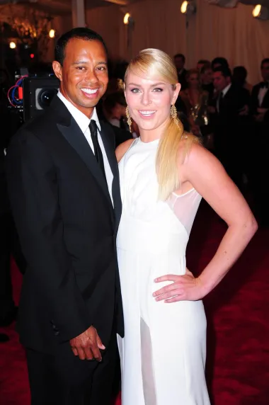 Tiger Woods do danas ostaje najuspješnijim golferom svih vremena, no skandal koji je pratio njegov razvod od ljepotice  Elin Nordegren uvelike je naštetio njegovoj karijeri u jednom trenutku. Naime, samo nekoliko mjeseci nakon rođenja njihova sina, otkriveno je kako je Tiger varao Elin cijelo vrijeme njihova braka. I ne samo da ju je varao s jednom ženom, već s njih desetak. Ispostavilo se da je Tiger ovisnik o seksu koji je u krevet odvodio prostitutke, konobarice i obožavateljice. Naravno, došlo je do spektakularnog razvoda, a mnogi su mu sponzori, poput Nikea, otkazali suradnju. 