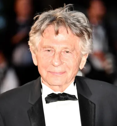 Poljski redatelj Roman Polanski na sceni je već desetljećima. Njegovi su filmovi i dalje vrlo cijenjeni i gledani, no on sam ne smije kročiti u SAD jer ga se traži u slučaju napastvovanja maloljetnice. Naime, policija je 1977. u Los Angelesu uhitila Polanskog zbog optužbi da je spavao s 13-godišnjom djevojčicom Samanthaom Geimer. Ispostavilo se da je Polanski doista imao aferu s 13-godišnjakinjom čime je prekršio zakon, jer je on sam tada imao 43 godine. Iako je priznao na sudu da je pogriješio, nije bio spreman odslužiti zatvorsku kaznu pa je pobjegao u Francusku gdje živi i danas, vječito u strahu od izručenja vlastima SAD-a. 