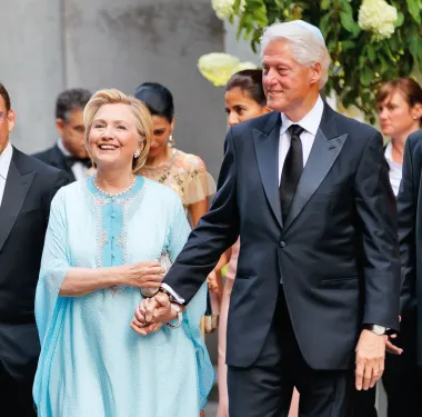 Bivši predsjednik SAD-a, Bill Clinton, našao se u srži seks skandala kada je otkrivena njegova afera s Monicom Lewinsky. Bill je imao 49 godina, a Monica 22 kada su započeli svoju aferu u Bijeloj kući. Ona je radila kao pripravnica u uredu američkog predsjednika, a njihova je tajna veza trajala od 1995. do 1998. Iako je Clinton pokušao u više navrata sve zanijekati, forenzički nalazi uzorka njegove sperme na odjeći Monice dokazali su njihovu aferu te je sve procurilo u javnost, a ime slavnog političara zauvijek je okaljano. 