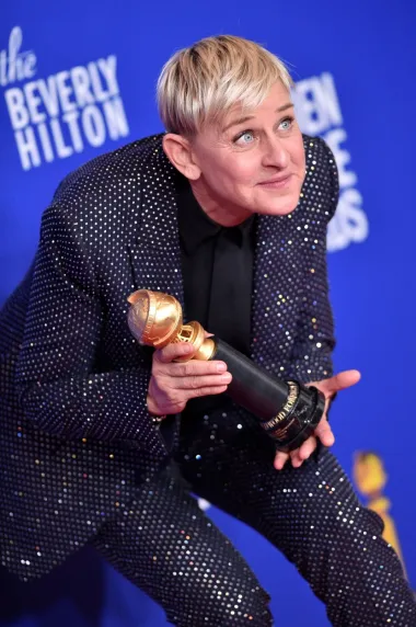 Ellen DeGeneres je dugo bila omiljeno nasmiješeno holivudsko lice, sve dok se nedavno nije susrela s jako ozbiljnim optužbama za zlostavljanje zaposlenika. Naime, simpatična voditeljica navodno je vrijeđala sve oko sebe, psihički maltretirala te ugnjetavala zaposlenika svojih setova, a sve je eskaliralo kada je u konačnici njezin dugogodišnji TV show otkazan do daljnjega zbog silnih optužbi na njezin račun. 