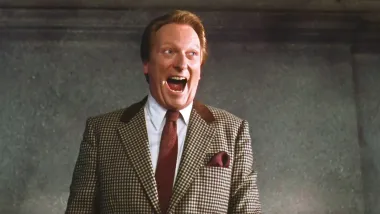 Jeffrey Jones je 80-ih i 90-ih bio omiljeno simpatično lice s filmskog platna - a onda kao da je u zemlju propao. Naime, do naglog pada u popularnosti glumca došlo je zbog seks skandala. Jones je 2003. završio uhićen zbog posjedovanja dječje pornografije te je u konačnici završio na listi seksualnih prijestupnika SAD-a. Također, bio je optužen i za navođenje 14-godišnjeg dječaka da za njega pozira dok ga on slika u obnaženim pozama. Zbog toga je platio golemu kaznu te dobio pet godina zatvorske kazne uvjetno, a njegova se karijera nikada nije oporavila od tog velikog udarca. 