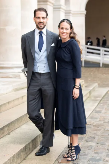 Nećak preminulog princa Philipa od Velike Britanije, pokojnog supruga kraljice Elizabete II., princ Philippos je jedan od plemića zapravo propale aristokratske kuće koja nema nikakav politički utjecaj ni u Danskoj ni u Grčkoj, ali zato ima milijarde na računu. Pametnim, unosnim brakovima ova se loza uspjela održati na životu, a i sam Philippos je oženjen s Ninom Flohr, nasljednicom švicarskog multimilijardera i vlasnika kompanije VistaJet. 